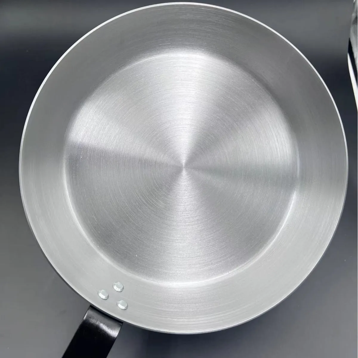 Carbon Steel Fine Uncoated Physical Non-stick Iron Pan